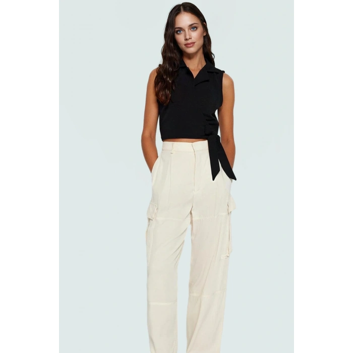 Bağlamalı Crop Bluz Dokuma Kumaştan Şık ve Rahat Bir Seçim Özel Tasarım Modern Stil
