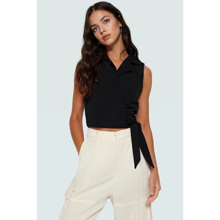 Bağlamalı Crop Bluz Dokuma Kumaştan Şık ve Rahat Bir Seçim Özel Tasarım Modern Stil