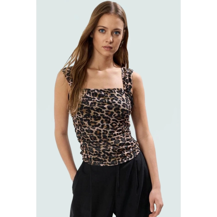 Basic Crop Bluz Örme Tül Kumaş Kare Yaka Günlük Stil Modern Konforlu Kesim Seçkin Malzeme