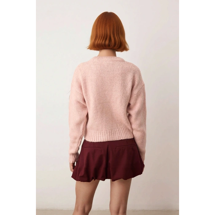 Bayan Pembe Nakış Detaylı Yılbaşı Konseptli Crop Kesim Uzun Kol Triko Kazak Modeli Kaliteli