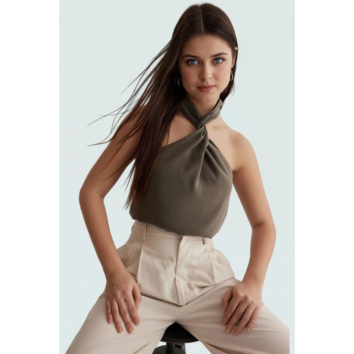 Boyundan Düğümlü Bluz Şık ve Rahat Yazlık Moda Trend Tasarım Özenle Seçilmiş