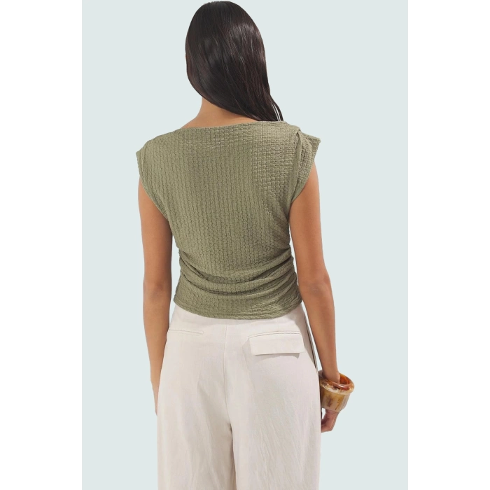 Büzgülü Detaylı Örme Bluz Yazın Rahatlığı ve Şıklığı Profesyonel Görünüm Modern Stil