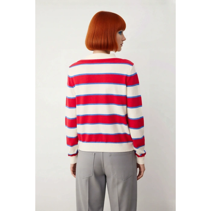 Casual Şıklık Sunan Kadın Triko Kazak Standart Kol Polo Yaka Çizgili Tasarımıyla Her Mevsim Sizinle