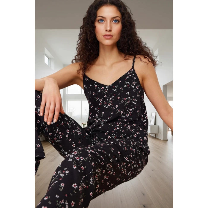 Çok Çiçek Desenli Viskoz Pijama Takımı Şık ve Rahat Kaliteli İşçilik Seçkin Malzeme