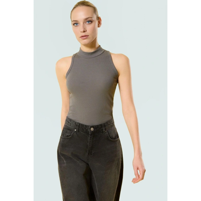 Dik Yaka Örme Bluz Fitted Kalıp %100 Polyester Yazlık Günlük Konforlu Kesim Şık Görünüm
