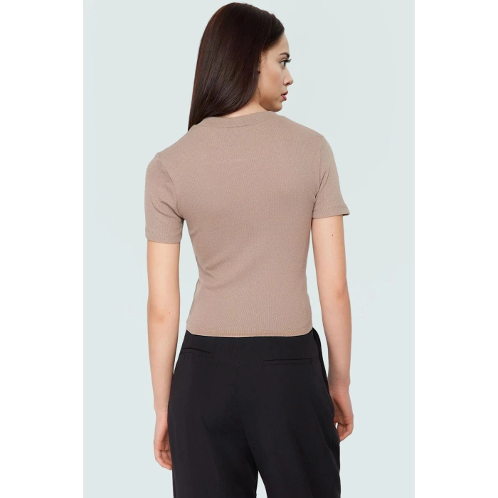 Düğme Detaylı Fitted Örme Bluz Kısa Kollu Rahat ve Şık Dayanıklı Malzeme Premium Kalite