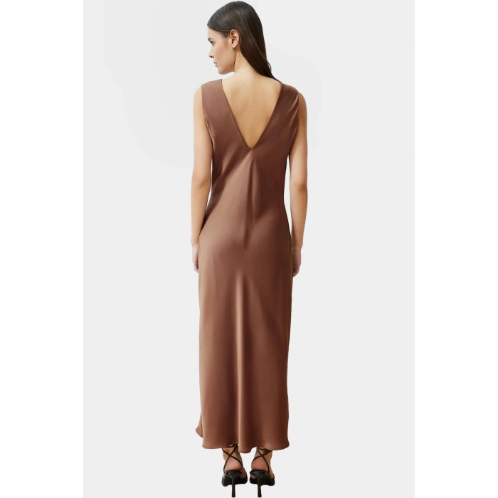 Düz Kesim Saten Maxi Elbise Polyester Elastomultiester Kumaş Kayık Yaka Özenle Seçilmiş