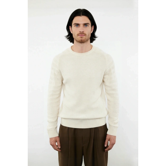 Erkek Bisiklet Yaka Fitted Dokulu Triko Kazak Kış Günleri İçin Konforlu Ve Modern Şıklık Sunar