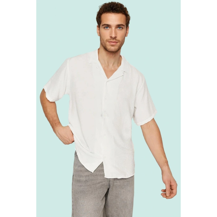 Erkek Yazlık Kısa Kollu Gömlek; Apaş Yaka; Oversize; Beyaz; Günlük Stil Yaz Aylarının Vazgeçilmezi