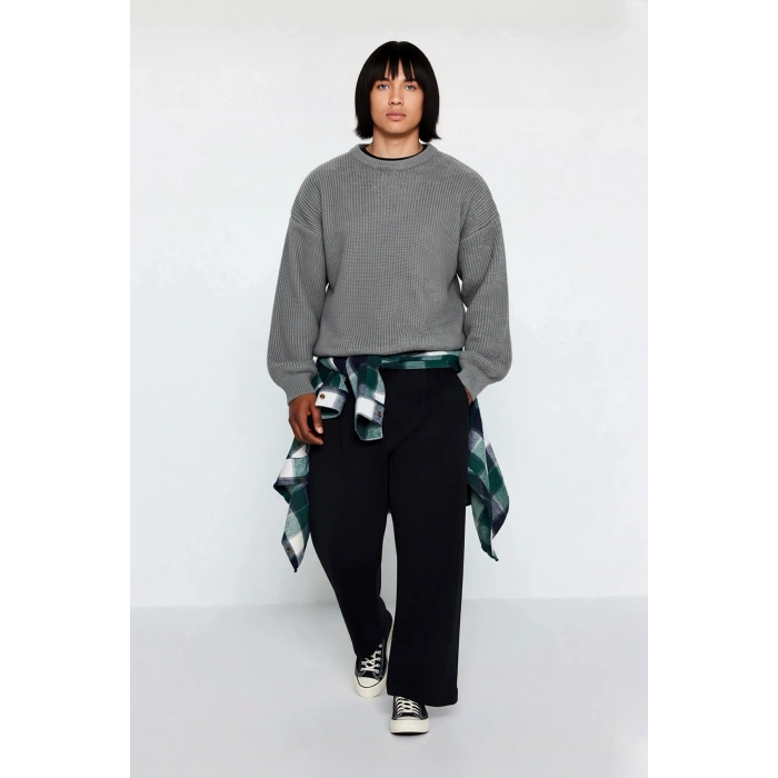 Erkekler İçin Gri Oversize Bisiklet Yaka Düz Triko Kazak Günlük Giyimde Konforlu Şık Tasarım