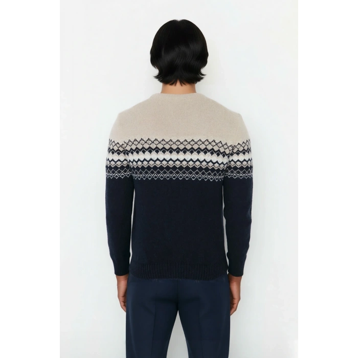 Erkeklere Özel Fitted Kalıp Etnik Desenli Bisiklet Yaka Triko Kazak Kışlık Kombinlerin Vazgeçilmezi