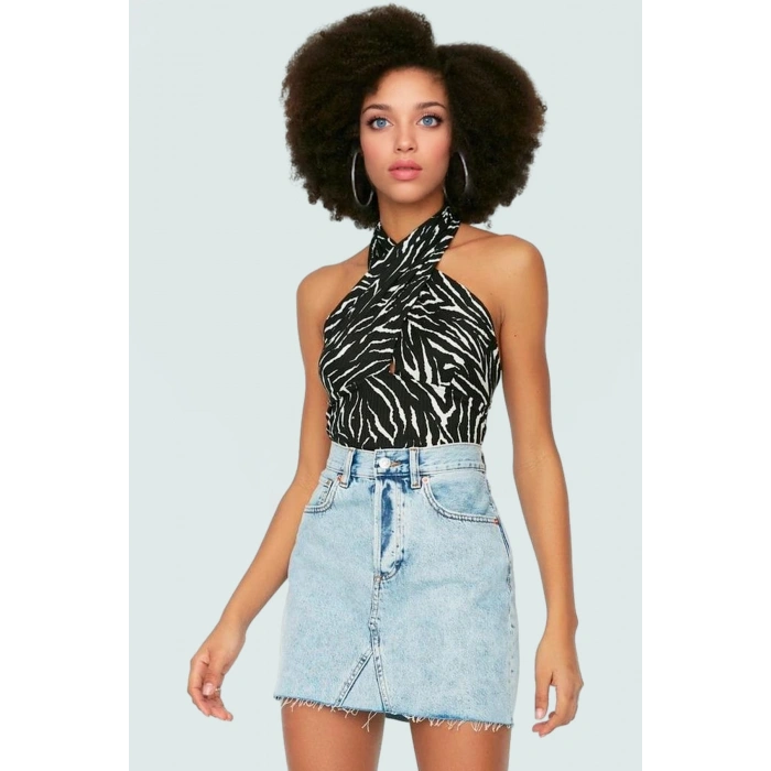 Fitted Crop Bluz Boyundan Bağlamalı Zebra Desenli Polyester Elastan Karışımı Günlük Stil