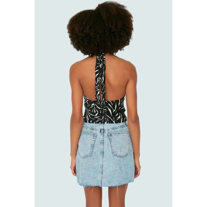 Fitted Crop Bluz Boyundan Bağlamalı Zebra Desenli Polyester Elastan Karışımı Günlük Stil