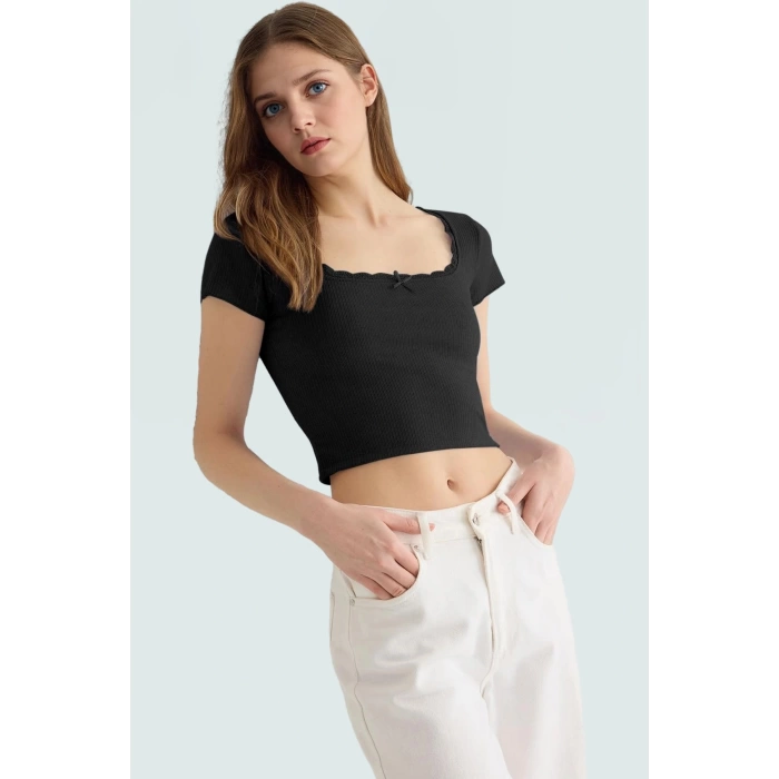 Fitted Crop Bluz Örme Kumaş Kare Yaka Dantel Detay Kaliteli İşçilik Özenle Seçilmiş