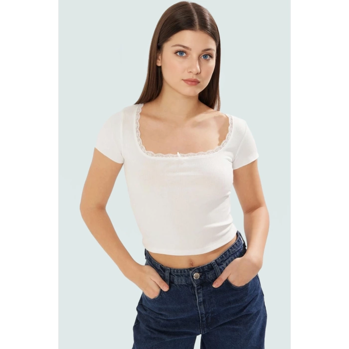 Fitted Crop Bluz Örme Kumaş Kare Yaka Dantel Detay Kaliteli İşçilik Özenle Seçilmiş