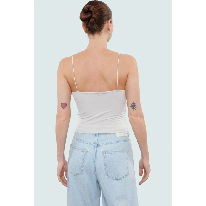 Fitted Vücuda Oturan Degaje Yaka Esnek Örme Bluz Rahat Kullanım Mükemmel Uyum Şık Görünüm