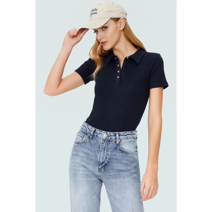 Fitted Vücut Oturan Fermuarlı Polo Yaka Kısa Kollu Bluz %70 Polyester Rahat Ve Şık