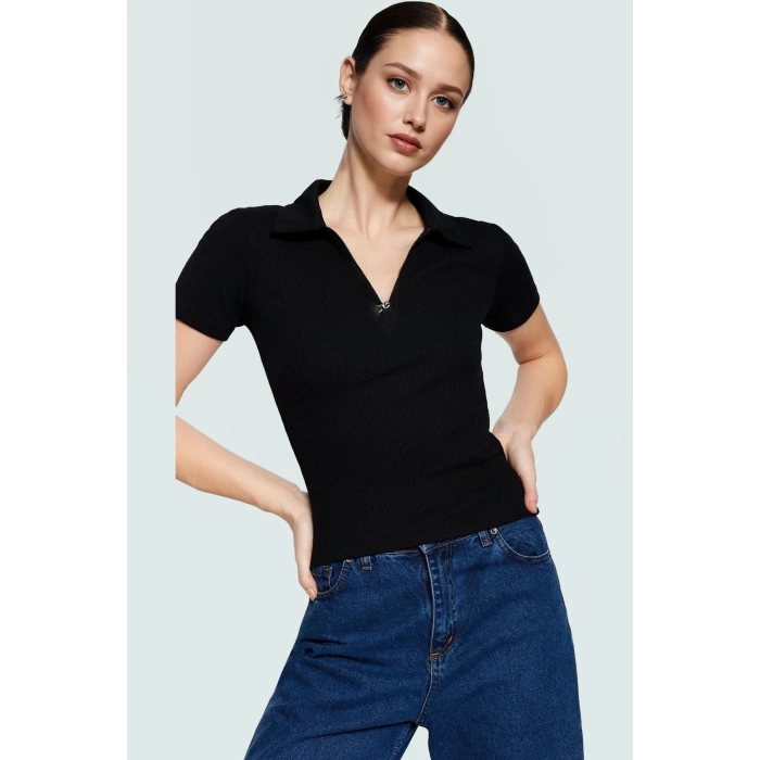 Fitted Vücut Oturan Fermuarlı Polo Yaka Kısa Kollu Bluz %70 Polyester Rahat Ve Şık