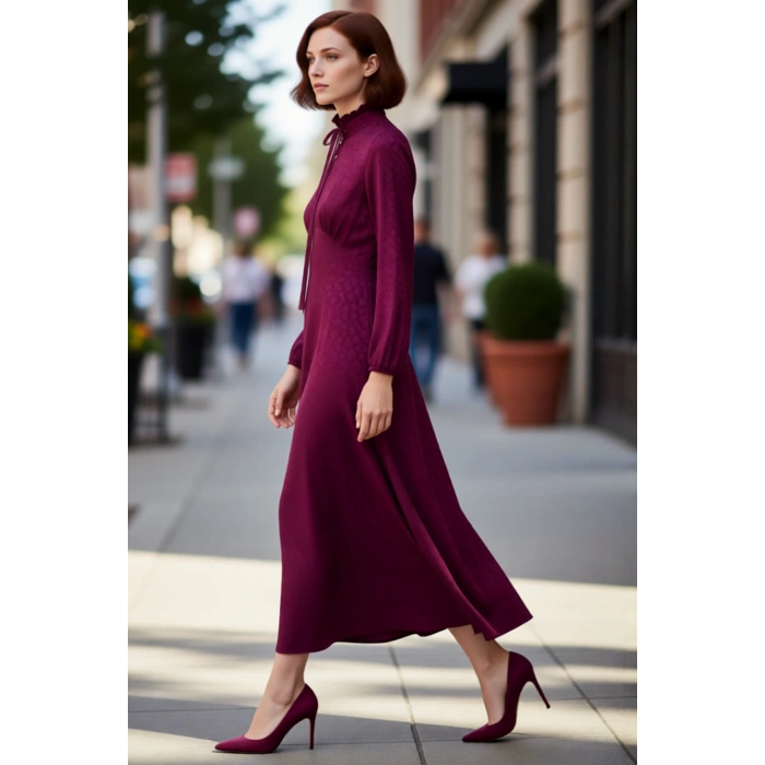 Kadın A Kesim Jakar Dokuma Maxi Elbise Fırfırlı Yüksek Yakasıyla Şık Ve Zarif Bir Görünüm Sunuyor.