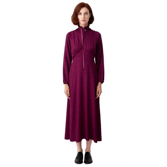 Kadın A Kesim Jakar Dokuma Maxi Elbise Fırfırlı Yüksek Yakasıyla Şık Ve Zarif Bir Görünüm Sunuyor.