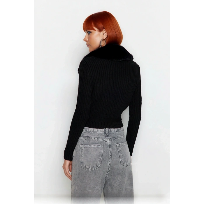 Kadın Akrilik Triko Crop Kazak Fitted Bağcıklı Tasarım Kürklü Yaka Detayı ile Soğuklara Meydan