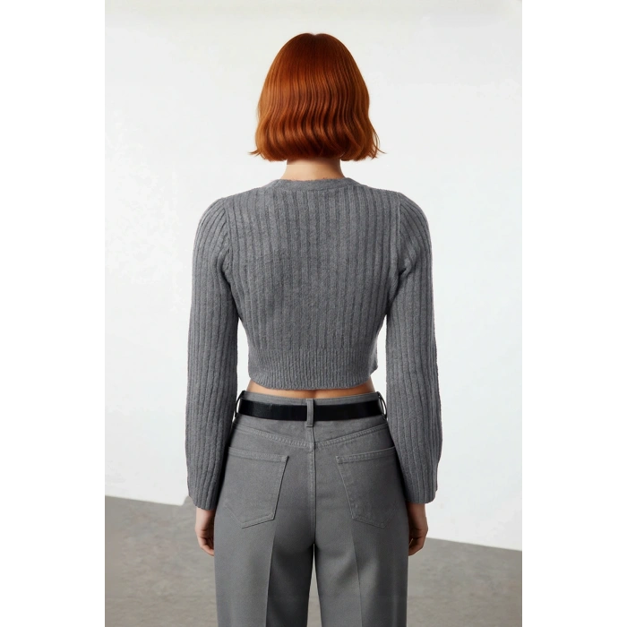 Kadın Antrasit Crop Boy Fitted Kruvaze Triko Kazak Günlük Şıklık ve Konforu Kış Sezonuna Taşır