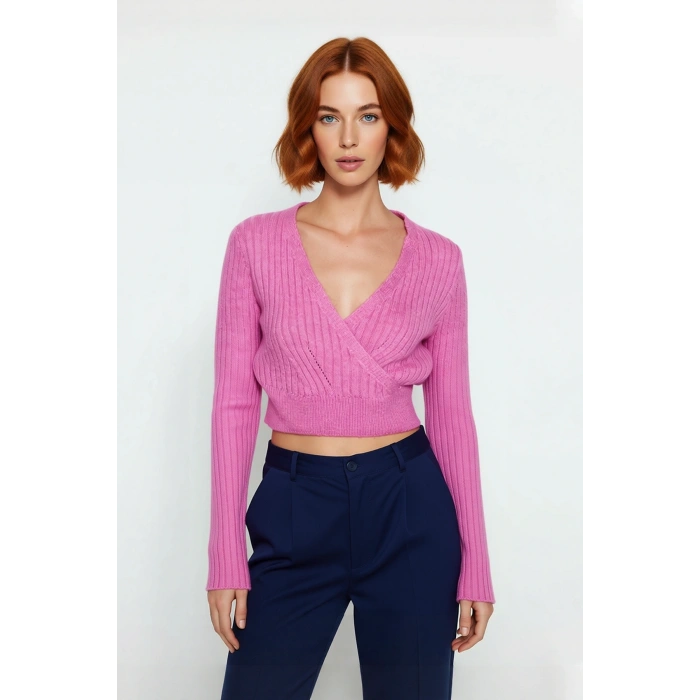 Kadın Antrasit Fitilli Kruvaze Triko Kazak Crop Kesimi ile Kış Günlerine Özel Şık Rahat Kombinler