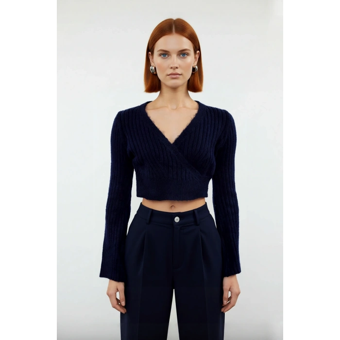 Kadın Antrasit Fitilli Kruvaze Triko Kazak Crop Kesimi ile Kış Günlerine Özel Şık Rahat Kombinler