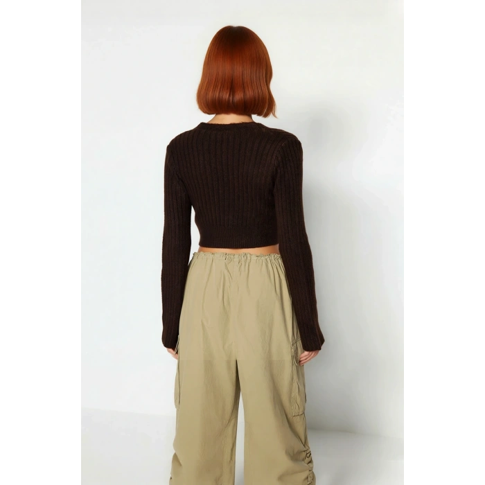 Kadın Antrasit Fitilli Kruvaze Triko Kazak Crop Kesimi ile Kış Günlerine Özel Şık Rahat Kombinler