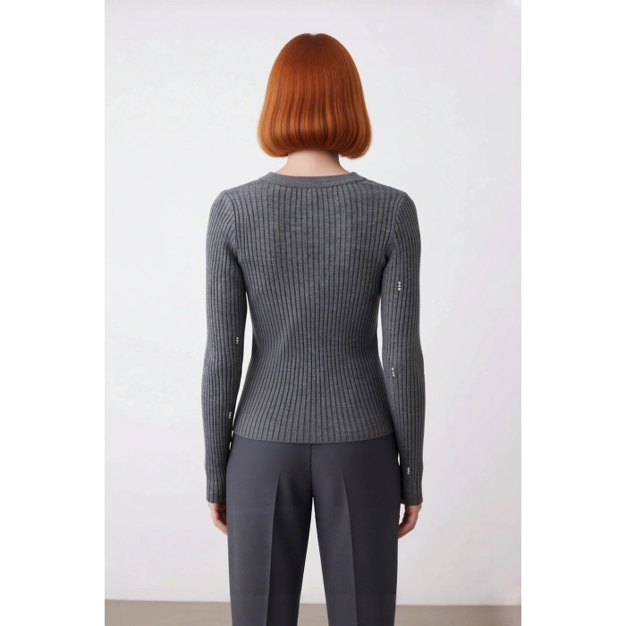 Kadın Antrasit Fitilli Triko Kazak V Yaka Taş İşlemeli Detaylarıyla Kış Şıklığı Sunar Kaliteli