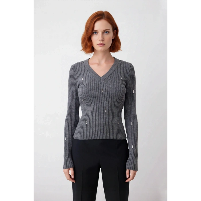 Kadın Antrasit Fitted V Yaka Taş Detaylı Triko Kazak Gündüzden Geceye Zarafet Sunuyor Kaliteli
