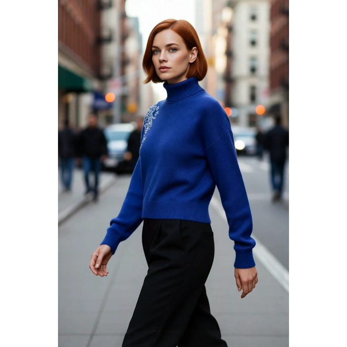 Kadın Balıkçı Yaka Uzun Kollu Triko Kazak Regular Kalıp Taş İşlemeli Tasarımıyla Şık ve Sıcak