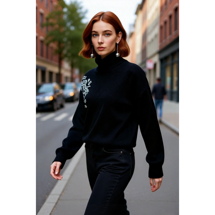 Kadın Balıkçı Yaka Uzun Kollu Triko Kazak Regular Kalıp Taş İşlemeli Tasarımıyla Şık ve Sıcak