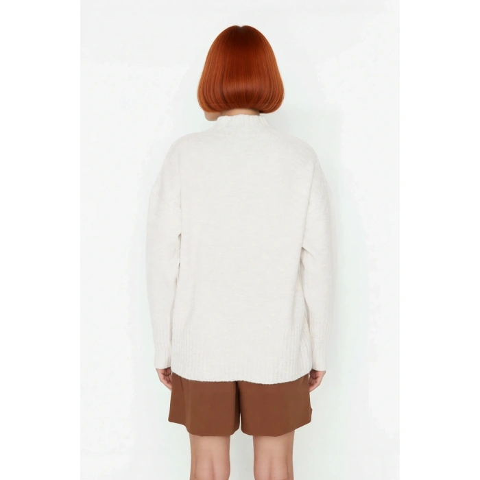 Kadın Basic Düz Desen Oversize Kesim Dik Yaka Triko Kazak Reglan Kol Kış Aylarının Konforlu Şıklığı