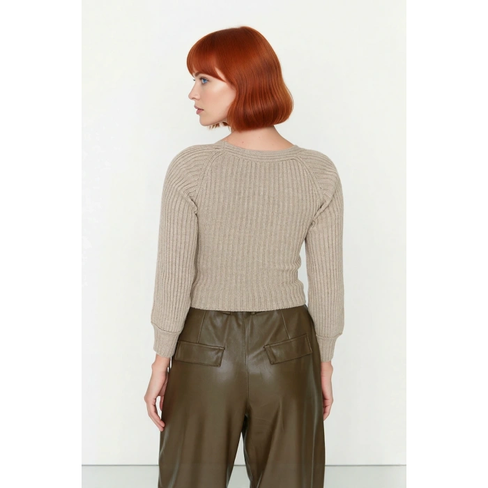 Kadın Basic Fitilli Crop Kahverengi Uzun Kol Kalp Yaka Akrilik Triko Kazak Rahat Gündüz Kombin