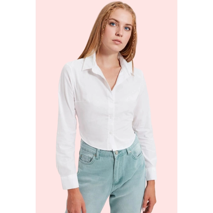 Kadın Basic Fitted Gömlek Dokuma Kumaş Sırt Detayı Günlük Şıklık Yaz Aylarının Vazgeçilmezi