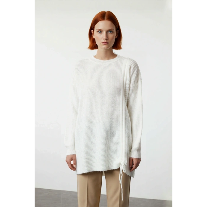 Kadın Basic Koleksiyon Ekru Triko Kazak Rahat Kesim Bisiklet Yaka Asimetrik Büzgülü Tasarım