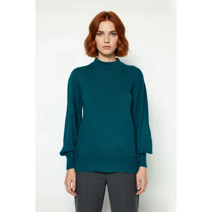 Kadın Basic Siluet Dik Yaka Uzun Kol Akrilik Dokulu Regular Kalıp Triko Kazak Kış Sezonu Şıklığı