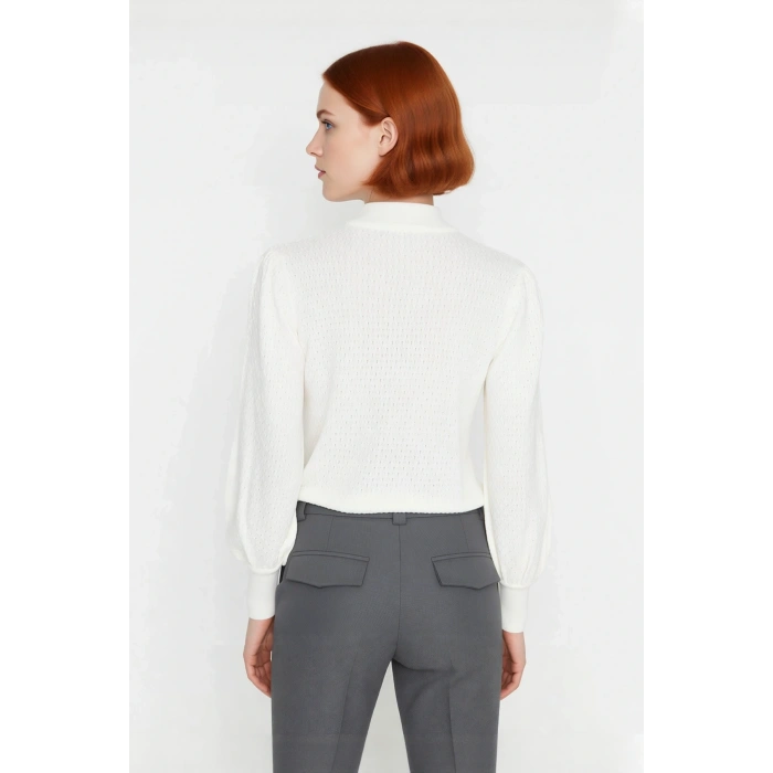 Kadın Basic Siluet Dik Yaka Uzun Kol Akrilik Dokulu Regular Kalıp Triko Kazak Kış Sezonu Şıklığı