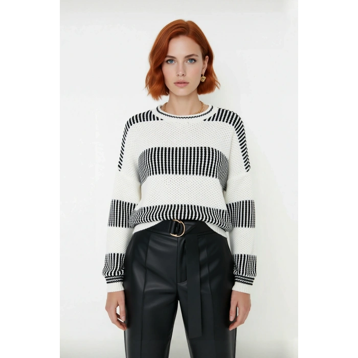 Kadın Basic Siluet Uzun Kollu Oversize Kesim Renk Bloklu Pike Dokuma Triko Kazak Kış Kombinlerinin