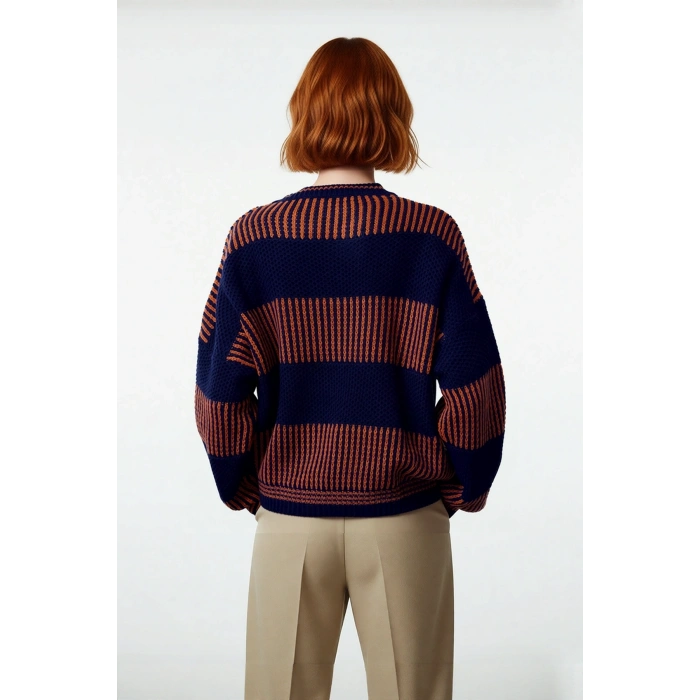 Kadın Basic Siluet Uzun Kollu Oversize Kesim Renk Bloklu Pike Dokuma Triko Kazak Kış Kombinlerinin