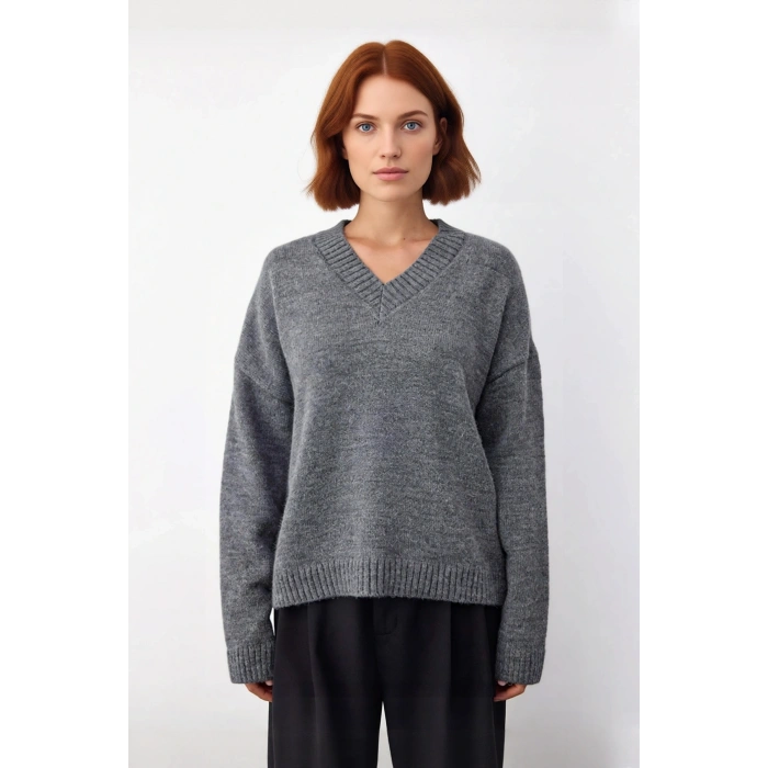 Kadın Basic Triko Kazak Geniş Kalıbı ve V Yaka Detayıyla Kışın Şık Rahat Kombinler Sunar