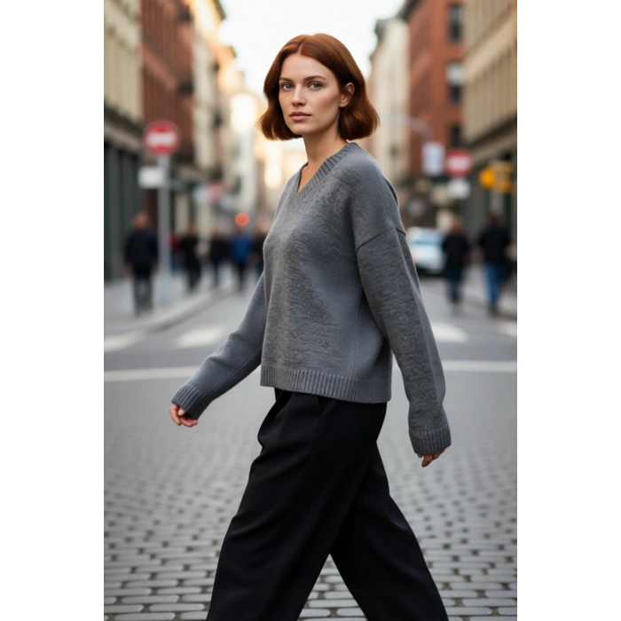 Kadın Basic Triko Kazak Geniş Kalıbı ve V Yaka Detayıyla Kışın Şık Rahat Kombinler Sunar