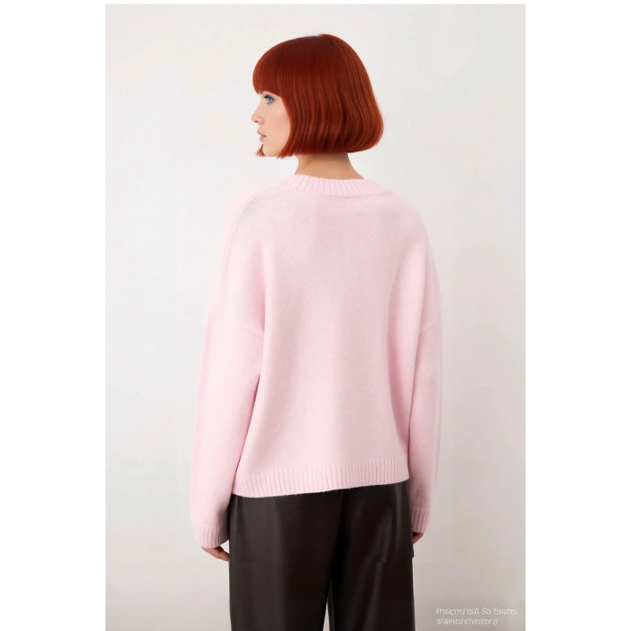 Kadın Basic Triko Kazak Geniş Kalıbı ve V Yaka Detayıyla Kışın Şık Rahat Kombinler Sunar