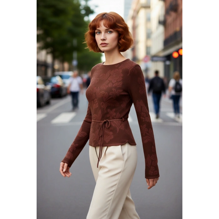 Kadın Bisiklet Yaka İnce Triko Kazak Fitted Kalıp Çiçek Deseni İle Konforlu Şık Görünüm Sunar