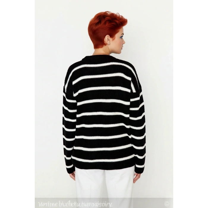 Kadın Çizgili Oversize Triko Kazak Bisiklet Yaka Tasarımı ile Uzun Kollu Kış Günlerinin Yıldızı