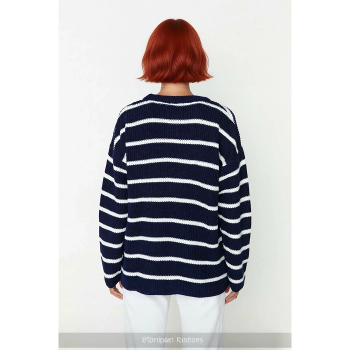 Kadın Çizgili Oversize Triko Kazak Bisiklet Yaka Tasarımı ile Uzun Kollu Kış Günlerinin Yıldızı