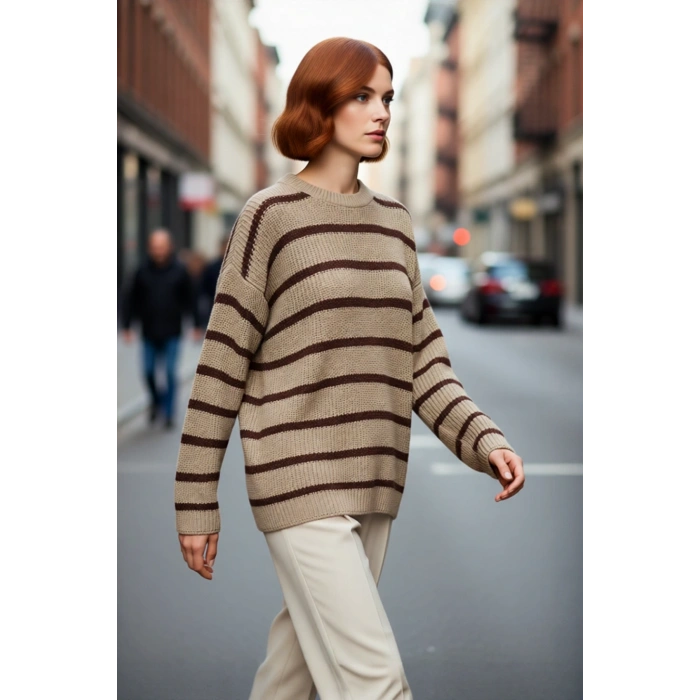 Kadın Çizgili Oversize Triko Kazak Bisiklet Yaka Tasarımı ile Uzun Kollu Kış Günlerinin Yıldızı