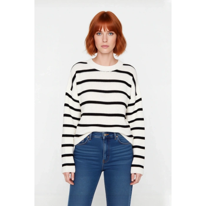 Kadın Çizgili Oversize Triko Kazak Bisiklet Yaka Tasarımı ile Uzun Kollu Kış Günlerinin Yıldızı