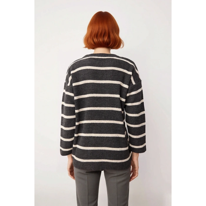 Kadın Çizgili Oversize Triko Kazak Bisiklet Yaka Tasarımı ile Uzun Kollu Kış Günlerinin Yıldızı